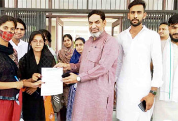 گورنمنٹ گرلس کالج سالاہیڑی کی طالبات کا آفتاب احمد کو میمورنڈم