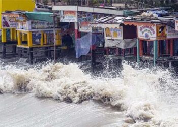 سمندری طوفان سے نمٹنے کیلئےگجرات انتظامیہ کمربستہ 47,000لوگ محفوظ  مقامات پر منتقل