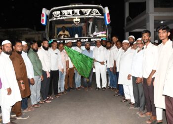 عازمین حج اللہ کے مہمان ہیں، تلبیہ کی گونج کے ساتھ کاماریڈی ضلع کے عازمین حج کا قافلہ R&B گیسٹ ہاؤس سے روانہ