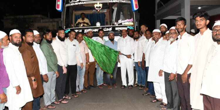 عازمین حج اللہ کے مہمان ہیں، تلبیہ کی گونج کے ساتھ کاماریڈی ضلع کے عازمین حج کا قافلہ R&B گیسٹ ہاؤس سے روانہ