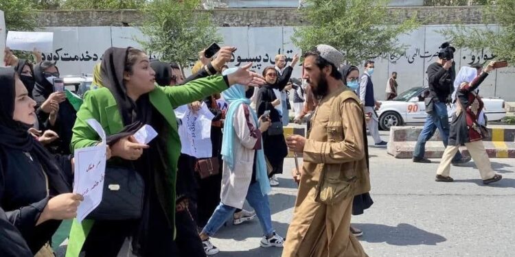 افغان خواتین کی تعلیم پہ منڈلاتے سیاہ بادل