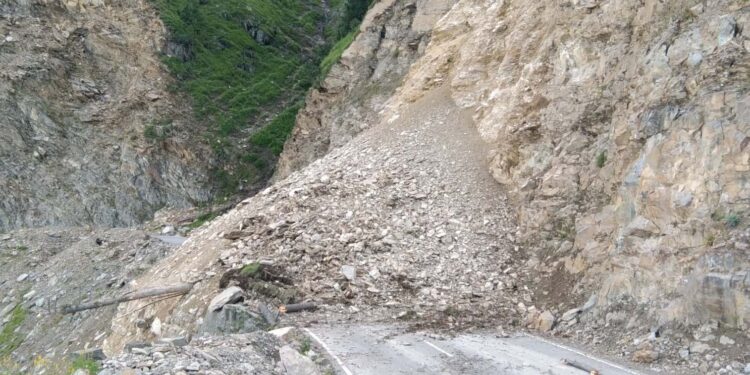 پونچھ میں لینڈ سلائیڈنگ واقعات کے بعدمغل شاہراہ کئی گھنٹوں تک بند ، بعد میں دوبارہ بحال کر دی گئی