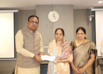 کجریوال حکومت نے ڈاکٹر سنجے کمار گپتا کے خاندان کو ایک کروڑ روپے کا اعزازیہ دیا