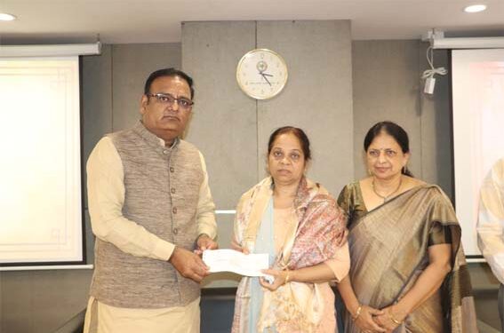 کجریوال حکومت نے ڈاکٹر سنجے کمار گپتا کے خاندان کو ایک کروڑ روپے کا اعزازیہ دیا