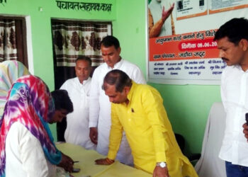 کیمپ منعقد کرکے مستحق لوگوں کے آیوشمان کارڈ بنائے گئے    آیوش مان کارڈ کی مدد سے غریب مریض 5 لاکھ روپے تک کا مفت علاج کراسکتے ہیں: وزیر مملکت