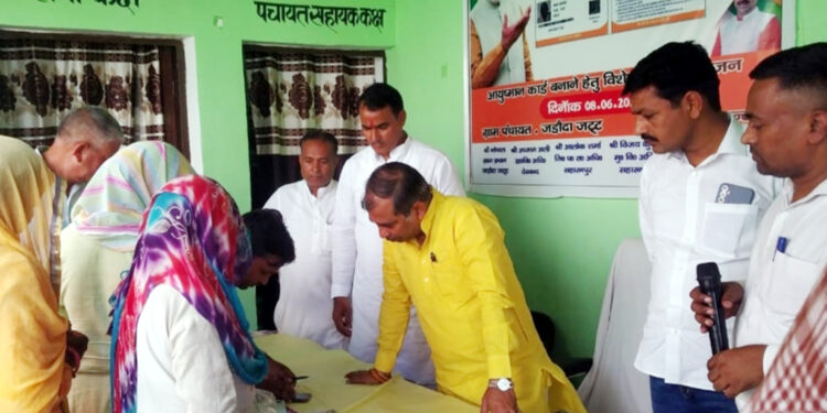 کیمپ منعقد کرکے مستحق لوگوں کے آیوشمان کارڈ بنائے گئے    آیوش مان کارڈ کی مدد سے غریب مریض 5 لاکھ روپے تک کا مفت علاج کراسکتے ہیں: وزیر مملکت