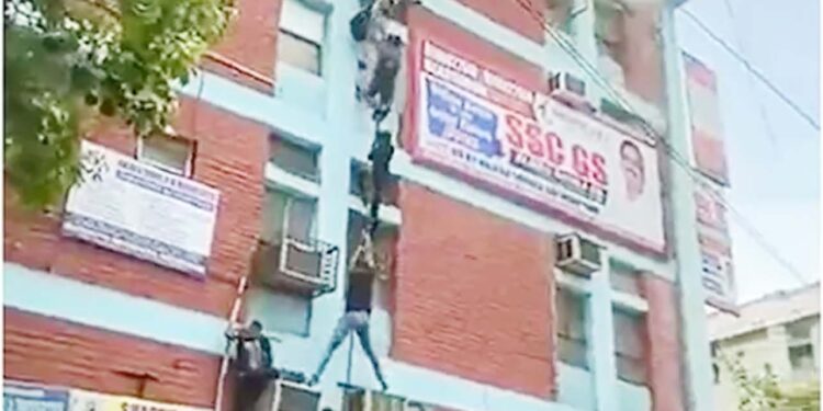 مکھرجی نگر علاقے میں واقع کوچنگ سینٹر میں آتشزدگی