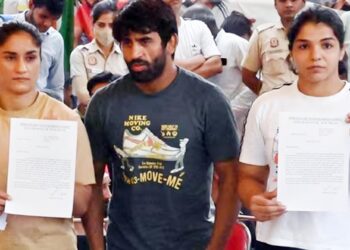 پہلوان ریلوے کی نوکری پر واپس لوٹے ، تحریک جاری رہے گی