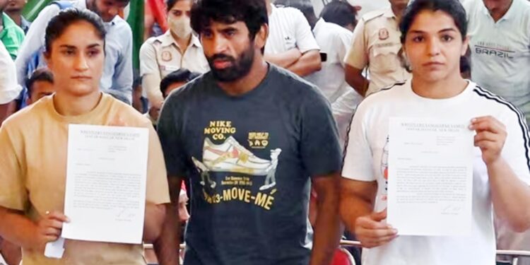 پہلوان ریلوے کی نوکری پر واپس لوٹے ، تحریک جاری رہے گی