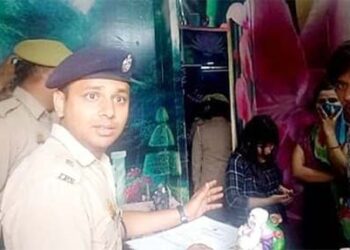 مساج سینٹروں پر چھاپہ ماری کے بعد مالکان میں افراتفری