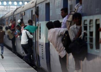 اسٹیشنوں پر سہولیات لیکن ٹرین میں سفر مشکل
