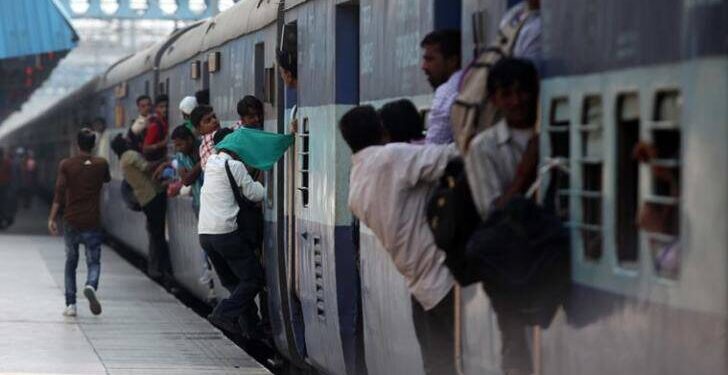 اسٹیشنوں پر سہولیات لیکن ٹرین میں سفر مشکل