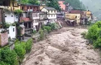 اتراکھنڈ میں بادل پھٹنے سے زبردست تباہی  پل کی دیوار اور پلر متاثر، کئی مویشیوں کی دردناک موت