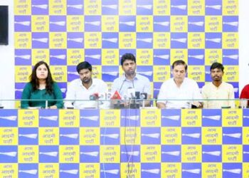 دہلی یونیورسٹی کو داخلہ کے مرکزی عمل کو ختم کرنا چاہئے اور کالجوں کو کٹ آف جاری کرنے کا حق دینا چاہئے