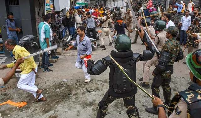 پٹنہ: اسمبلی کا گھیراؤ کرنے کی کوشش، پولیس کا لاٹھی چارج ، ایک کی موت