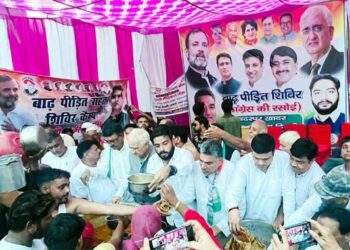 سیلاب متاثرہ علاقوں میں امدادی کیمپ کا سلمان خورشید نے دورہ کیا