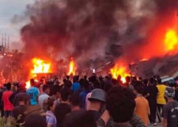 خواتین کی برہنہ پریڈ کاویڈیو وائرل ہونے پر مشتعل ہوئے لوگ، ہجوم نے جلایا کلیدی ملزم کا گھر