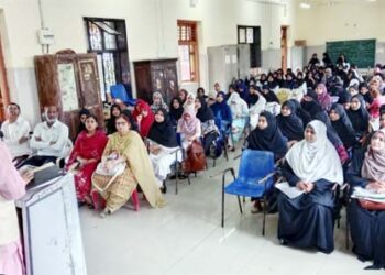 مقابلہ جاتی امتحانات کے لیے مسلسل مطالعہ کے ساتھ خود اعتمادی بھی ضروری