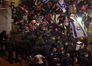 اسرائیل میں نیتن یاہو کے خلاف غصہ پھوٹ پڑا، ہزاروں لوگ سڑکوں پر نکل آئے، استعفیٰ کا مطالبہ