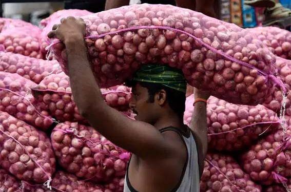 پیاز نے پھر نکالے عوام کے آنسو!  ایک ہفتے میں 50 فیصد تک مہنگی ہوئی