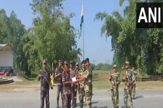 بی ایس ایف اور  بارڈر گارڈز بنگلہ دیش  نے دیوالی پر مٹھائی کا تبادلہ کیا