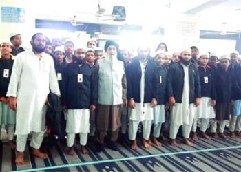 سردی کے پیش نظرمدرسہ باب العلوم کے طلبامیں جیکیٹس تقسیم