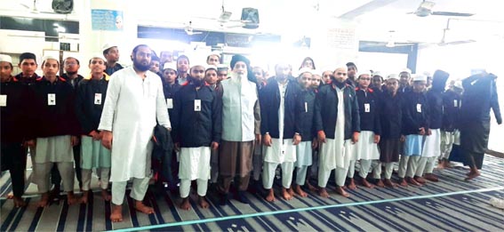 سردی کے پیش نظرمدرسہ باب العلوم کے طلبامیں جیکیٹس تقسیم