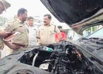 کار کے انجن میں آگ لگ گئی: بونٹ میں چھپائی گئی نقدی کی موجودگی کا پتہ چلا