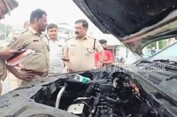 کار کے انجن میں آگ لگ گئی: بونٹ میں چھپائی گئی نقدی کی موجودگی کا پتہ چلا