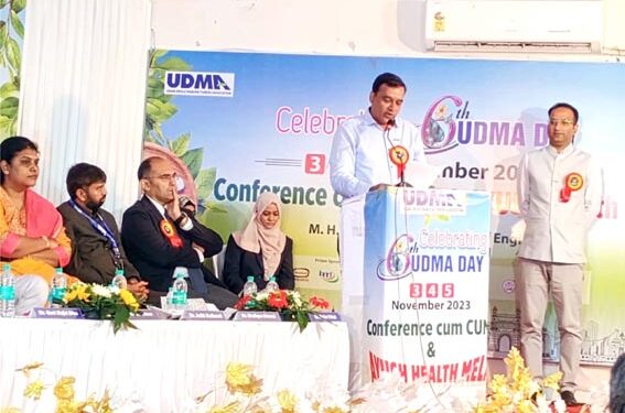 حامد احمد اور اين ظہیر کے ہاتھوں نبیل انور کو ایوارڈ سے نوازا گیا