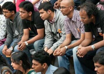 غربت اور بیروزگاری کے ستم سے پریشان نوجوان