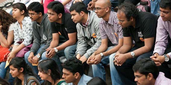 غربت اور بیروزگاری کے ستم سے پریشان نوجوان