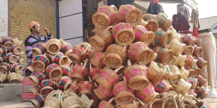 جنوبی کشمیر کا یہ گاؤں ایک دن میں 5000 کانگڑی بناتا ہے