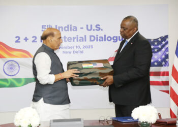 راجناتھ سنگھ نے آسام میں دوسری جنگ عظیم سے برآمد ہونے سامان کو امریکی افواج کے حوالے کیا