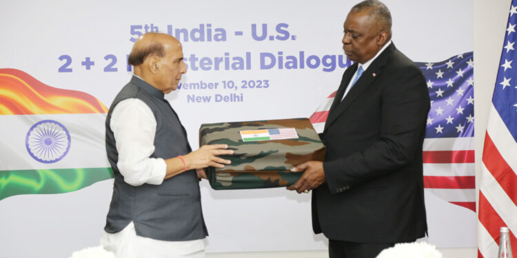 راجناتھ سنگھ نے آسام میں دوسری جنگ عظیم سے برآمد ہونے سامان کو امریکی افواج کے حوالے کیا