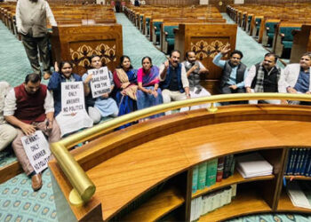 14 ممبران پارلیمنٹ لوک سبھا سے اور ایک راجیہ سبھا سے معطل