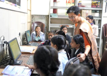 آتشی نے سرسوتی وہار کے سینئرسیکنڈری اسکول کا معائنہ کیا