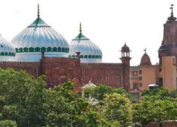 آئین کے روبرو