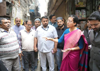 سیوریج کی ابتر حالت دیکھ کر آتشی نے کی افسران کی سرزنش