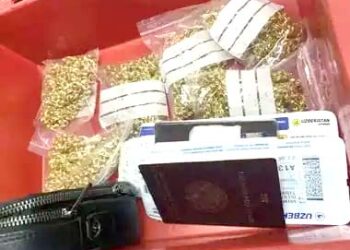 کسٹم حکام نے دہلی کے ہوائی اڈے پر کروڑوں روپے کی سونے کی چھڑیں ضبط کیں