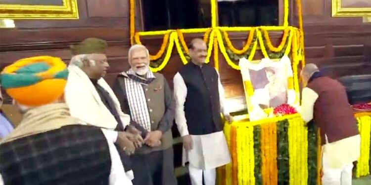 وزیر اعظم اور ممبران پارلیمنٹ نے نیتا جی سبھاش چندر بوس کو گلہائے عقیدت پیش کئے