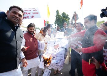 ’آپ ‘ممبران اسمبلی نے ایل جی کے خلاف اسمبلی میں ہنگامہ کیا، بی جے پی کا پتلا جلایا