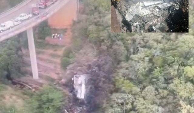 جنوبی افریقہ میں بس پل سے الٹ گئی؛ 45 افراد ہلاک