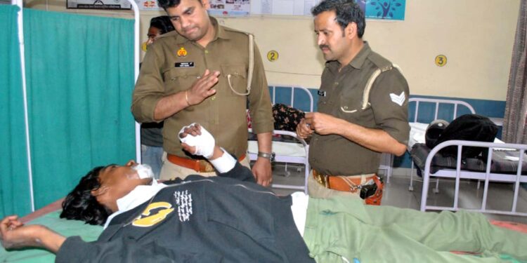 فلائی اوور سے گذرنے والی تیز رفتار بائک بے قابو ہو کر ڈیوائڈر سے ٹکرائی