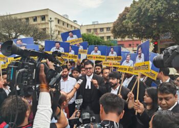 عام آدمی پارٹی کی قانونی سیل نے عدالتوں میں مظاہرہ کیا