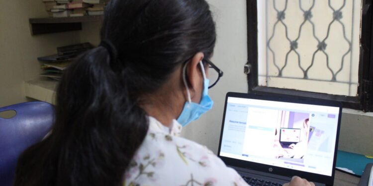 لڑکیوں کو نہیں، سائبر کرائم کو روکنے کی ضرورت ہے