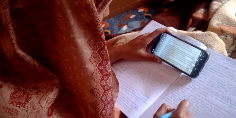 دیہی علاقوں میں لڑکیوں کی تعلیم میں مدد گار ثابت ہوتا ڈیجیٹل خواندگی