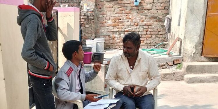 گاؤں کے لوگ سرکاری اسکیموں سے بھی واقف نہیں