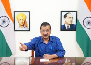 پاکستانی میرے گھر کے سامنے کر رہے ہیں مظاہرہ