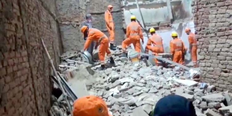 دہلی کے ویلکم علاقہ میں عمارت گرنے سے دو افراد ہلاک، ایک زخمی